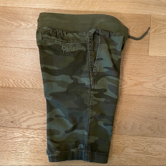 2/$20 Gap camouflage Sz 8 Shorts - Picture 7 of 7